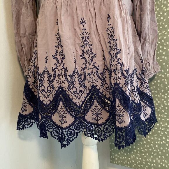 Altar'd State Gray & Navy Blue Embroidered Balloon Sleeve Tunic Blouse Size Med - Picture 3 of 8